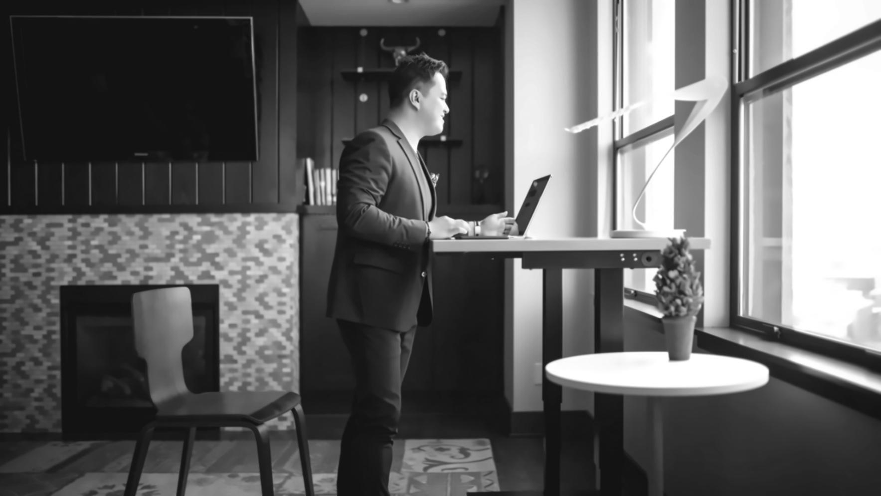 Espace de collaboration moderne avec équipes travaillant sur des projets de modélisation financière