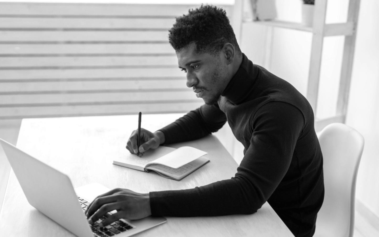 Professionnels travaillant sur des modèles financiers complexes