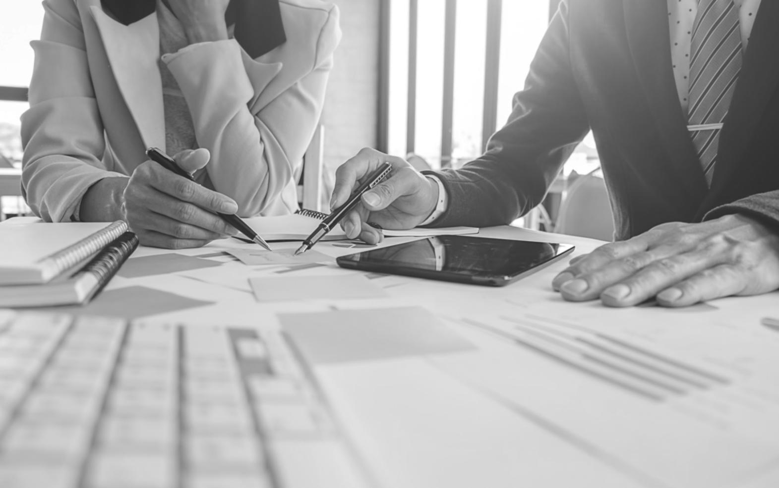 Équipe sylmaronex travaillant sur des modèles financiers complexes